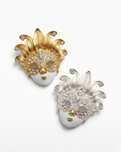 Carica l'immagine nel visualizzatore di Gallery, Spilla a Forma di Maschera Veneziana con Cristalli – Eleganza Scenografica

