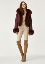 Carica l&#39;immagine nel visualizzatore di Gallery, Piumino Bordeaux Corto Impermeabile con Cappuccio e Pelliccia Staccabile
