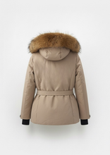 Carica l&#39;immagine nel visualizzatore di Gallery, Giacca da Sci Impermeabile con Cappuccio in Pelliccia Sintetica – Eleganza e Performance Fango
