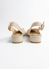 Carica l'immagine nel visualizzatore di Gallery, Scarpe Slingback a Punta con Trama Intrecciata
