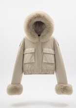 Carica l&#39;immagine nel visualizzatore di Gallery, Piumino Beige Corto Impermeabile con Cappuccio e Pelliccia Staccabile
