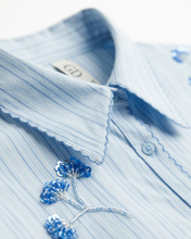 Carica l'immagine nel visualizzatore di Gallery, Camicia a Righe con Ricami Floreali e Pailettes - Design Francese
