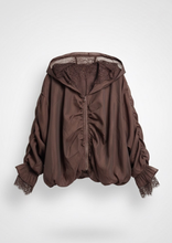 Carica l&#39;immagine nel visualizzatore di Gallery, Doppia Faccia Giacca Marrone Oversize in Seta e Pizzo - Stile Avvolgente con Maniche a Balze
