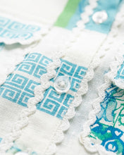 Carica l'immagine nel visualizzatore di Gallery, Camicia a maniche corte con stampa greca e bordi smerlati
