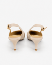 Carica l'immagine nel visualizzatore di Gallery, Décolleté Slingback in Vera Pelle con Dettaglio Gioiello Dorato
