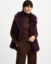 Carica l&#39;immagine nel visualizzatore di Gallery, Gilet in Eco-Pelliccia con Tasche — 100% Poliestere — Colore Borgogna Violaceo
