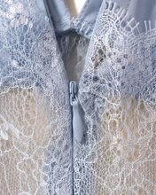 Carica l'immagine nel visualizzatore di Gallery, Elegante Abito Lungo in Raso e Pizzo-Scollo a V

