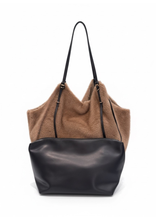 Carica l&#39;immagine nel visualizzatore di Gallery, BORSA TOTE REVERSIBILE IN PELLICCIA ECOLOGICA CON TRACOLLE REGOLABILI
