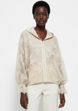 Carica l&#39;immagine nel visualizzatore di Gallery, Doppia Faccia Giacca Beige Oversize in Seta e Pizzo - Stile Avvolgente con Maniche a Balze

