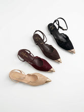 Carica l'immagine nel visualizzatore di Gallery, Scarpe Basse Eleganti in Pizzo con Dettagli Metallici e Cinturino
