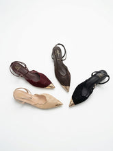 Carica l'immagine nel visualizzatore di Gallery, Scarpe Basse Eleganti in Pizzo con Dettagli Metallici e Cinturino
