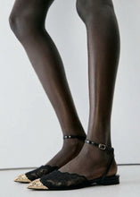 Carica l'immagine nel visualizzatore di Gallery, Scarpe Basse Eleganti in Pizzo con Dettagli Metallici e Cinturino
