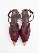Carica l'immagine nel visualizzatore di Gallery, Scarpe Basse Eleganti in Pizzo con Dettagli Metallici e Cinturino
