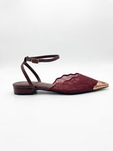 Carica l'immagine nel visualizzatore di Gallery, Scarpe Basse Eleganti in Pizzo con Dettagli Metallici e Cinturino
