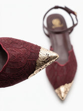 Carica l'immagine nel visualizzatore di Gallery, Scarpe Basse Eleganti in Pizzo con Dettagli Metallici e Cinturino
