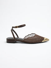 Carica l'immagine nel visualizzatore di Gallery, Scarpe Basse Eleganti in Pizzo con Dettagli Metallici e Cinturino
