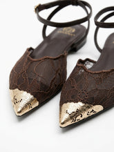 Carica l'immagine nel visualizzatore di Gallery, Scarpe Basse Eleganti in Pizzo con Dettagli Metallici e Cinturino
