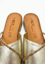 Carica l'immagine nel visualizzatore di Gallery, Sandalo Flat in Morbida Nappa con Dettaglio Lucente - Artigianato Italiano
