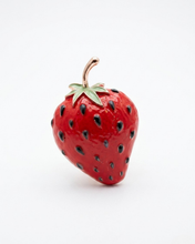 Carica l'immagine nel visualizzatore di Gallery, Spilla Magnetica a Forma di Fragola in Acciaio – Eleganza Senza Fori
