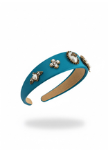 Carica l&#39;immagine nel visualizzatore di Gallery, CERCHIETTO TURCHESE ARTIGIANALE IN RASO CON DETTAGLI GIOIELLO E MOTIVO APE IN PERLE E CRISTALLI

