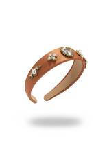 Carica l&#39;immagine nel visualizzatore di Gallery, CERCHIETTO RAME ARTIGIANALE IN RASO CON DETTAGLI GIOIELLO E MOTIVO APE IN PERLE E CRISTALLI
