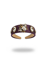 Carica l&#39;immagine nel visualizzatore di Gallery, CERCHIETTO PRUGNA ARTIGIANALE IN RASO CON DETTAGLI GIOIELLO E MOTIVO APE IN PERLE E CRISTALLI
