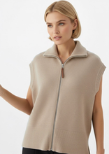 Carica l&#39;immagine nel visualizzatore di Gallery, Gilet Minimalista in Maglia Taupe con Zip
