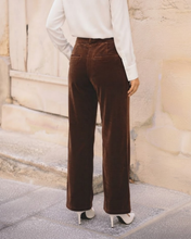 Carica l'immagine nel visualizzatore di Gallery, Pantaloni in velluto marrone castagna con la modella in posa di spalle
