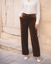 Carica l'immagine nel visualizzatore di Gallery, Pantaloni in velluto marrone castagna con modella in posa frontale
