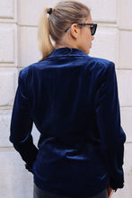 Carica l&#39;immagine nel visualizzatore di Gallery, Giacca in velluto blu scuro con bottoni

