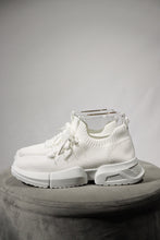 Carica l&#39;immagine nel visualizzatore di Gallery, Sneakers bianco con base in tessuto elastico e suola di gommata
