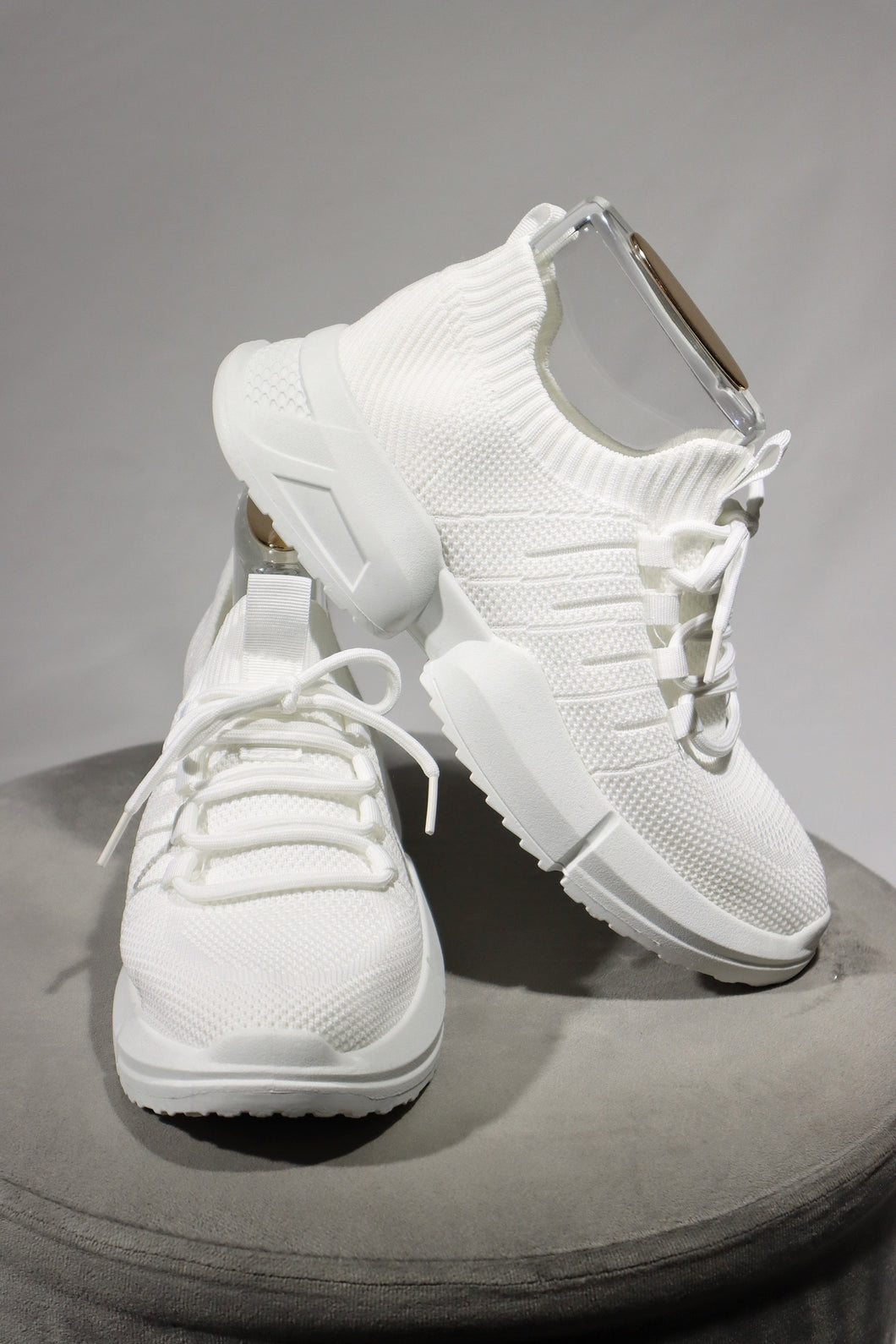 Sneakers bianco con base in tessuto elastico e suola di gommata