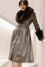 Carica l&#39;immagine nel visualizzatore di Gallery, Cappotto lungo in ecopelle con pelliccia sintetica
