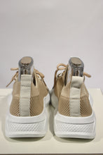 Carica l&#39;immagine nel visualizzatore di Gallery, Sneakers beige con base in tessuto elastico e suola di gommata
