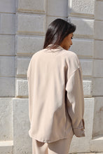 Carica l&#39;immagine nel visualizzatore di Gallery, Camicia elegante con tasca asimmetrica e chiusura con bottoni frontale
