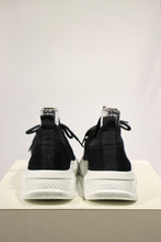 Carica l&#39;immagine nel visualizzatore di Gallery, Sneakers nero con base in tessuto elastico e suola di gommata
