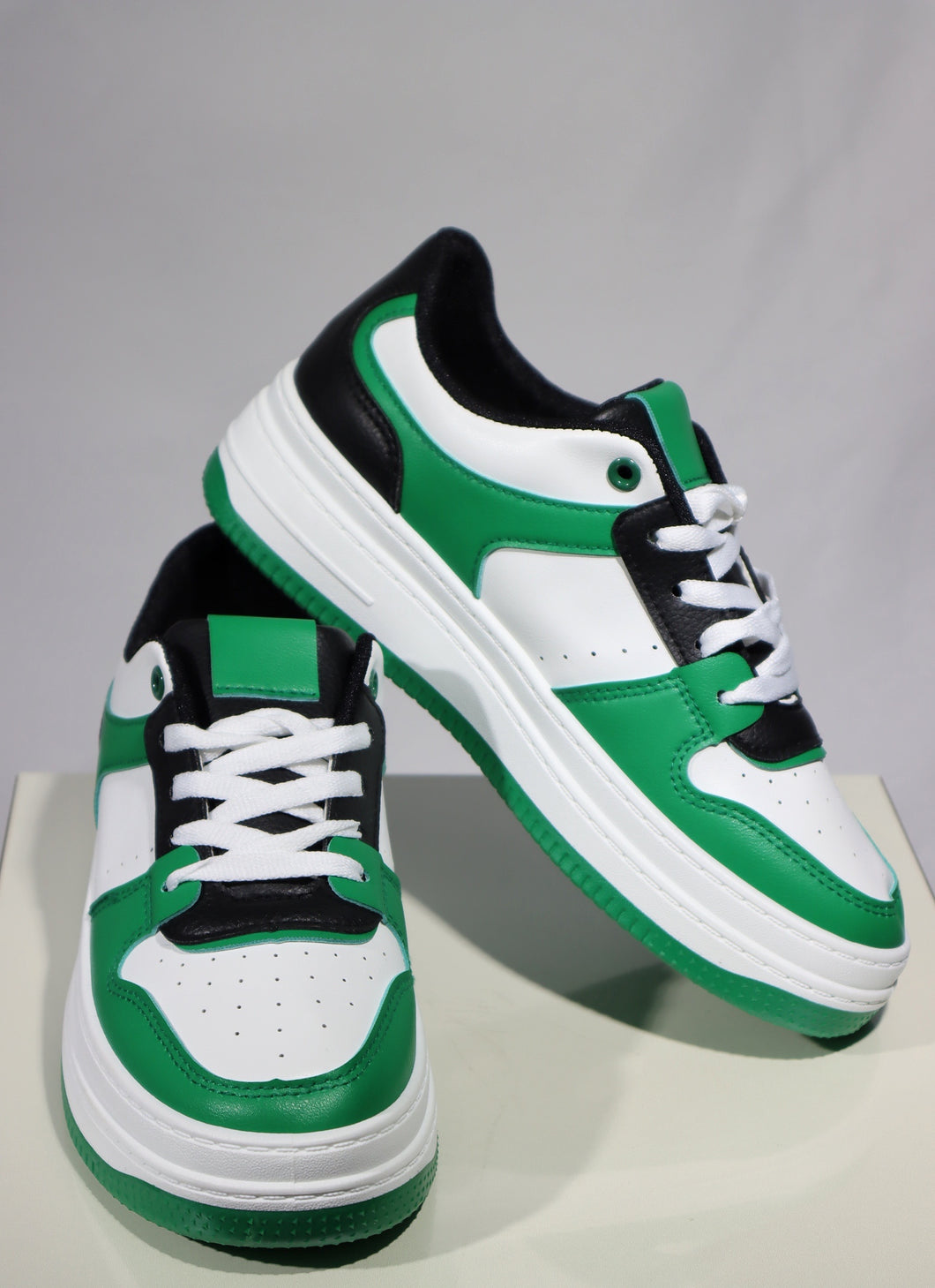 Sneakers in ecopelle verde, bianco e nero