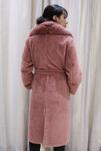 Carica l&#39;immagine nel visualizzatore di Gallery, Cappotto elegante in pelliccia sintetica
