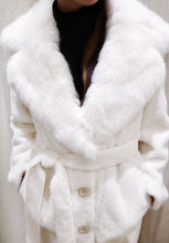 Carica l&#39;immagine nel visualizzatore di Gallery, Cappotto elegante in pelliccia sintetica
