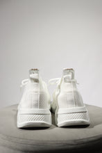 Carica l&#39;immagine nel visualizzatore di Gallery, Sneakers bianco con base in tessuto elastico e suola di gommata
