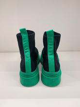 Carica l&#39;immagine nel visualizzatore di Gallery, Sneakers nero e verde con base in tessuto elastico e suola di gommata

