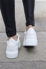 Carica l&#39;immagine nel visualizzatore di Gallery, Sneakers in ecopelle all white
