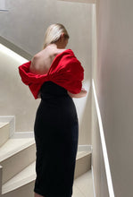 Carica l&#39;immagine nel visualizzatore di Gallery, Abito nero corto stretch con manica a fiocco rosso
