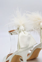 Carica l&#39;immagine nel visualizzatore di Gallery, Sandali eleganti con effetto satinato con vera piuma di struzzo
