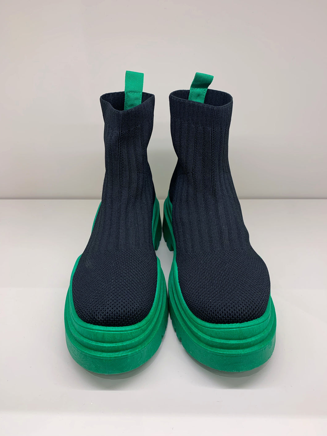 Sneakers nero e verde con base in tessuto elastico e suola di gommata
